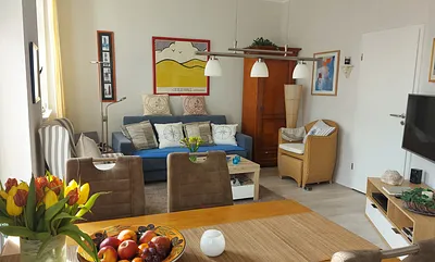 Wohnbereich mit Fernseher und Heimkino-Anlage