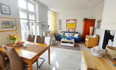 Blick auf Fernseher, Küchenbereich und Terrasse