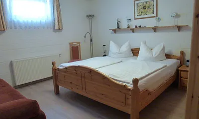 Schlafzimmer mit Doppelbett und Couch 