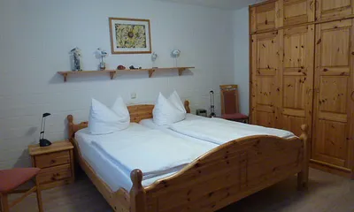 Schlafzimmer mit dreitürigen Kleiderschrank 