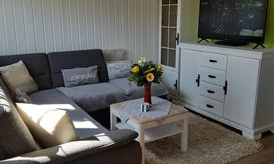 Wohn-Esszimmer mit LG SmartTV/WLAN und gemütlicher Kuschelecke Bild 1