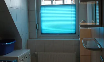 Bad mit Dusche und Waschmaschine