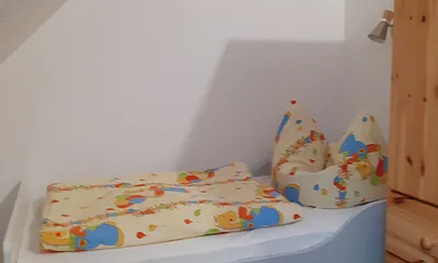 Kinderbett im Schlafzimmer der Eltern