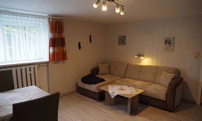Wohnzimmer mit Couchtisch und Essecke