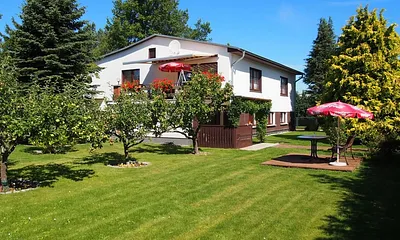 gepflegtes  Grundstück der Eigentümer/Wohnhaus der Eigentümer/oben)