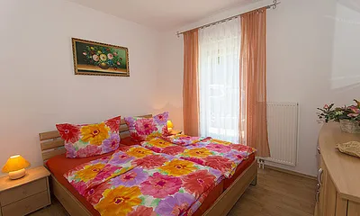 Eines von zwei Schlafzimmern mit Doppelbett