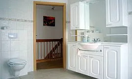 Bad mit Dusche im Obergeschoss