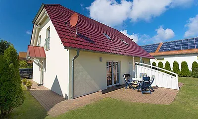 Ferienhaus mit zwei Ferienwohnungen und Terrassen sowie Liegewiese zum Spielen und Grillen 