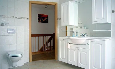 Bad mit Dusche im Obergeschoss