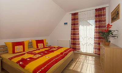 Eines von zwei Schlafzimmern mit Doppelbett