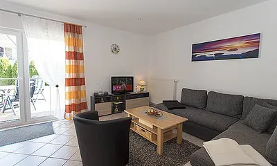 großzügiges Wohnzimmer mit Sitzecke