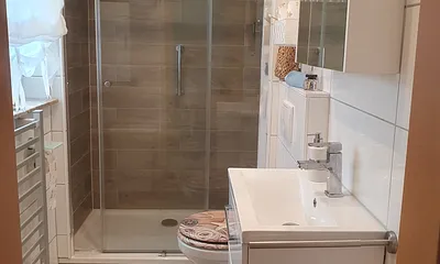 Bad mit Dusche , WC , Handtuchheizung