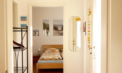 Blick aus dem Flur ins Schlafzimmer