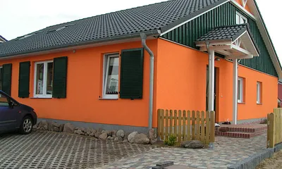 vor dem Haus befinden sich 2 Parkplätze, der Eingang ist über eine geneigte Ebene erreichbar