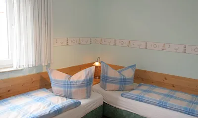 2. Schlafzimmer im UG, die Betten lassen sich auch als Doppelbett aufstellen