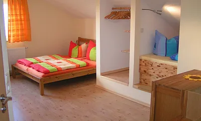 Wohn- und Schlafraum im Obergeschoss mit Doppelbett und eingebautem Alkovenbett (rechts), sehr beliebt bei den Kindern und Leseecke mit CD-Player(nicht im Bild)