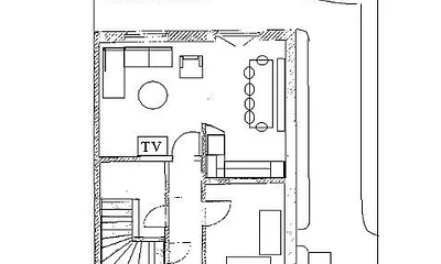 Grundriss untere Etage mit Außengelände (rollstuhlgerechter Zugang zum Haus, 2 Parkplätze, großzügige Terrasse mit Sandkasten)
