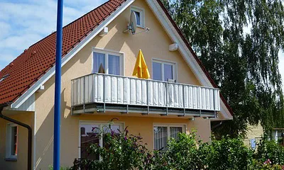 Großer Balkon nach Südwesten mit Wasserblick, ein Windschutz und ein Sonnenschirm stehen zur Verfügung, das Doppelhaus (gesamtes OG) hat einen separaten Eingang