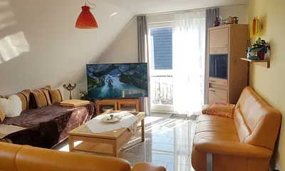 Helles Wohnzimmer mit großem 65" Fernseher