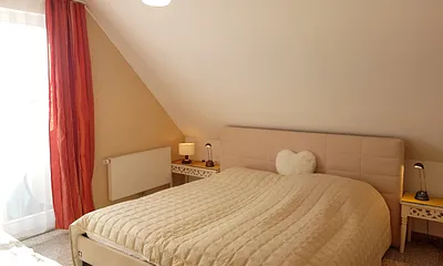 Modernes Schlafzimmer mit Zugang zum Balkon und mit Wasserblick