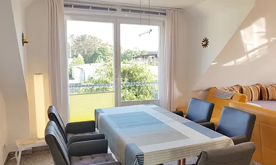 Großzügiger, heller Essbereich mit bequemen Armlehnsesseln und Blick aufs Wasser und in die Natur