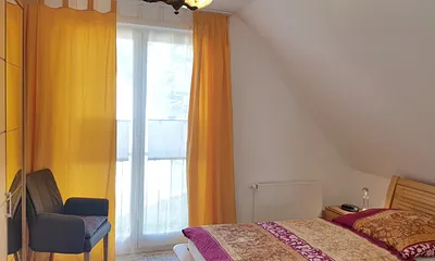 Komfortables, hochwertiges Schlafzimmer mit großem Schrank und drei Spiegeltüren, Erle furniert