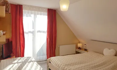 Modernes Schlafzimmer mit Zugang zum Balkon und mit Wasserblick, Babybett und eine Aufbettung auf Wunsch