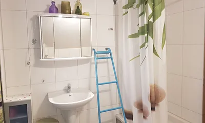 Geräumiges, modernes und helles Badezimmer