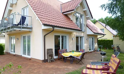 Helles Doppelhaus, gesamtes EG, mit 50 m² großer Terrasse nach Süden und Westen orientiert, sehr ruhige Lage