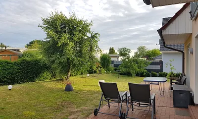 Großzügige und sehr geschützte Terrasse hinter dem Haus