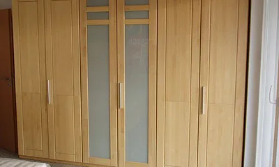 Großer, chicer Kleiderschrank, vom großzügigen Schlafzimmer hat man einen direkten Ausgang zur Terrasse