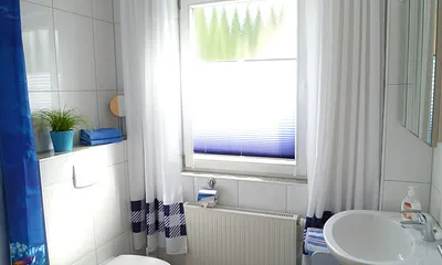 Modernes Bad mit Dusche und WC