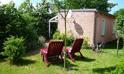 Eigener Garten mit Liegen, eingezäunt mit einer wunderschönen Eibenhecke, bzw. Zaun mit Sträucher und mit vielen Blumen