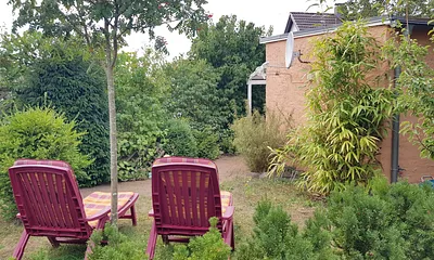 2 Rollliegen im Garten inmitten einer traumhaft idyllischen Umgebung