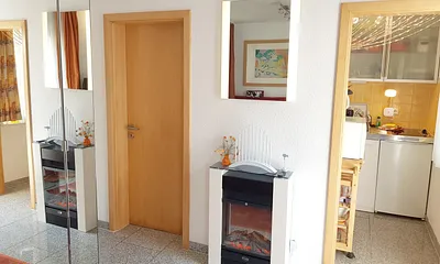 Blick vom Wohnzimmer in die separate Küche mit Fenster, Vollausstattung mit Mikrowelle, Grill, Wasserkocher usw.