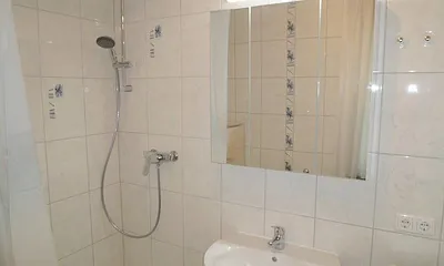 Helles und modernes Badezimmer mit Fenster