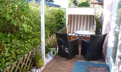 Geschützter Platz im Grünen mit Strandkorb, Essbereich und Liegen