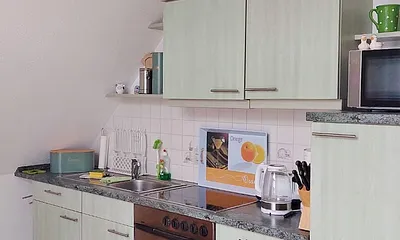 Küchenzeile mit allem was zum Kochen gebraucht wird