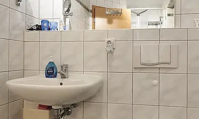 Bad mit Duschkabine (Fön vorhanden)