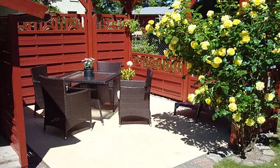 Terrasse im Garten mit Grillmöglichkeit