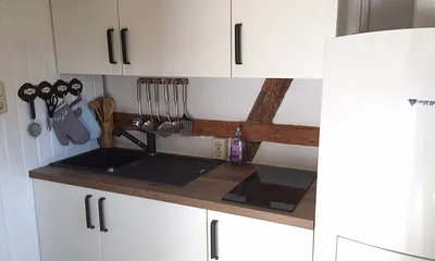 Kleine offene Küche mit Cerankochfeld