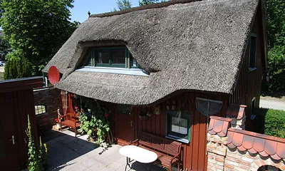 Idyll vor dem historischem Häuschen