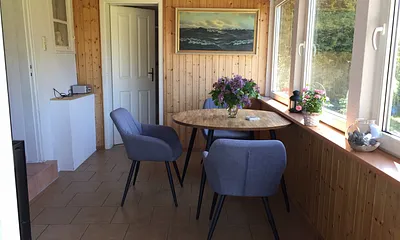 Essplatz in der Veranda mit herrlichem Blick in den blühenden Garten
