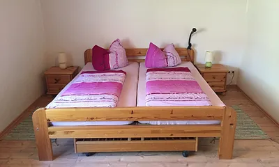 Schlafzimmer mit Doppelbett