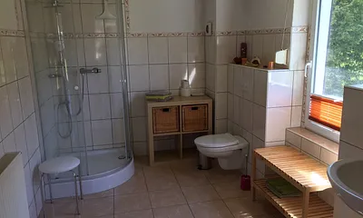 großes Bad mit Dusche und WC 