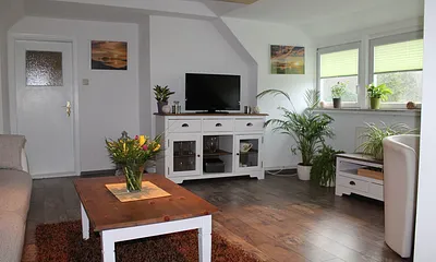 Großes Wohnzimmer mit herrlichem Gartenblick