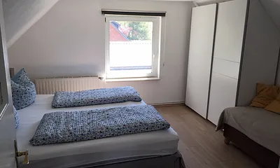 Schlafzimmer mit großen Kanadischen Hotelbett und Einzelbett