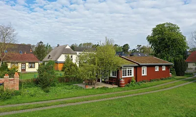 Gartenhaus auf großer Wiese