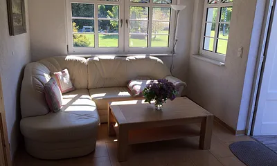 Wohnraum mit Sitzsofa und Ausgang zur Terasse