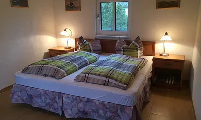 Schlafzimmer mit Kanadischem Doppelbett und Kinder-Ausziehbett